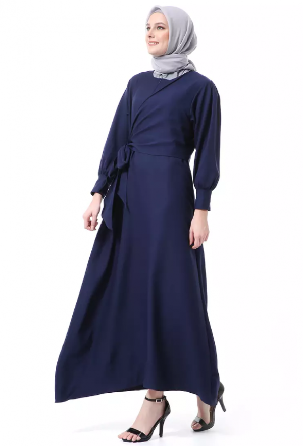Gamis dengan detail kancing di lengan